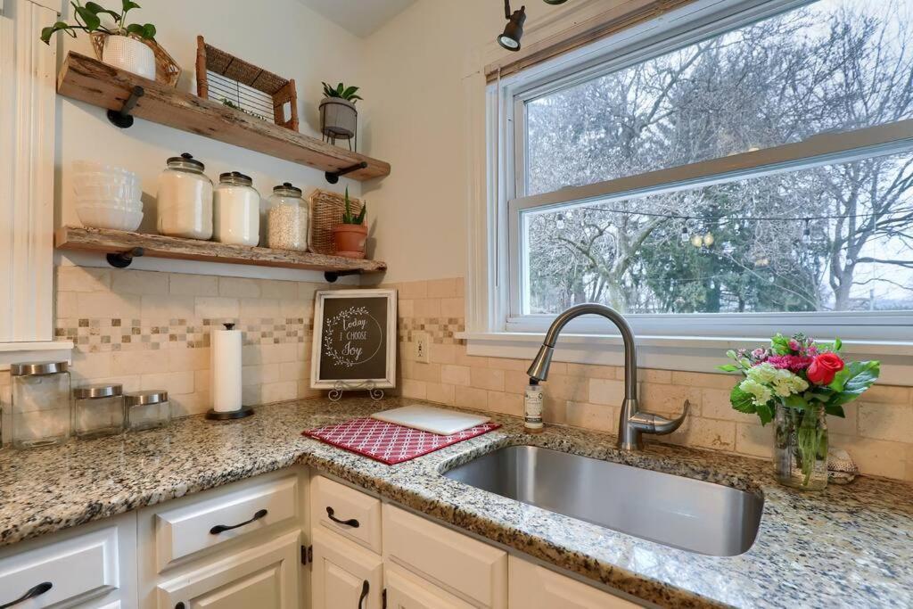 Rare City Home W/ Backyard Fire-Pit & Hottub لانكاستر المظهر الخارجي الصورة