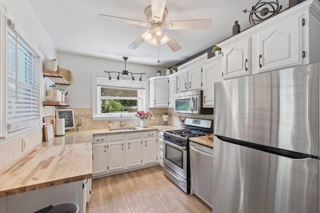 Rare City Home W/ Backyard Fire-Pit & Hottub لانكاستر المظهر الخارجي الصورة
