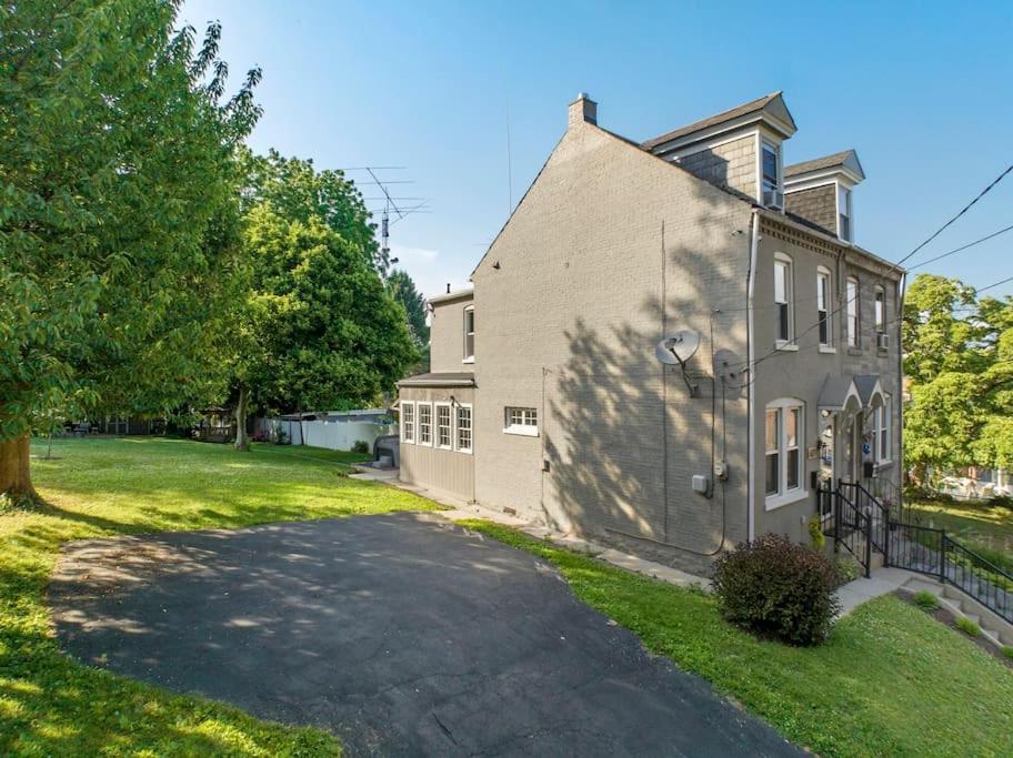 Rare City Home W/ Backyard Fire-Pit & Hottub لانكاستر المظهر الخارجي الصورة