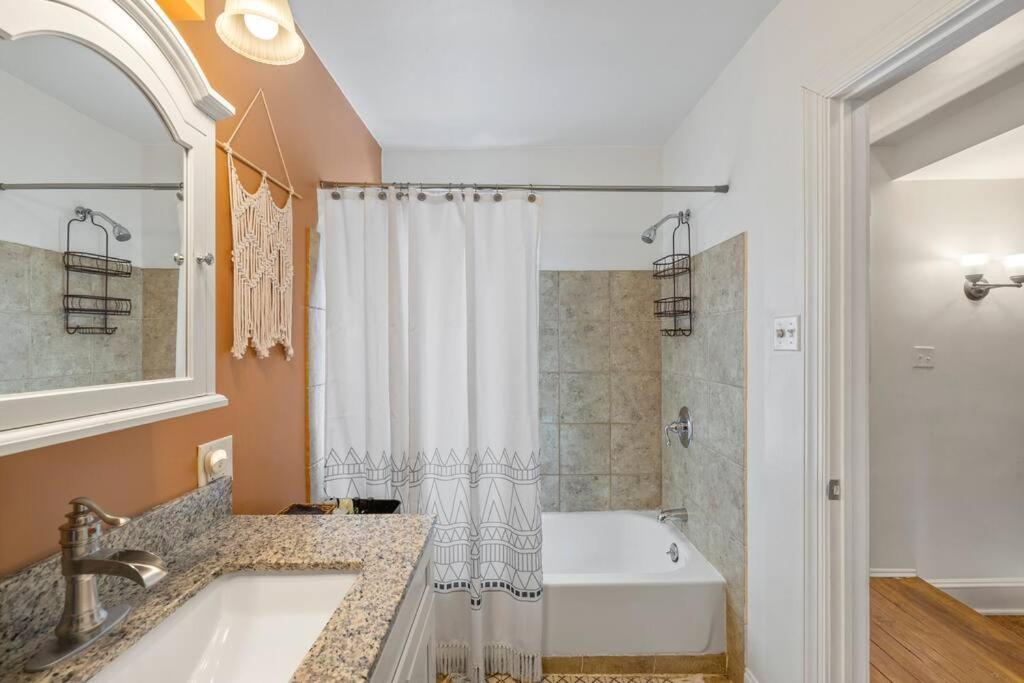 Rare City Home W/ Backyard Fire-Pit & Hottub لانكاستر المظهر الخارجي الصورة