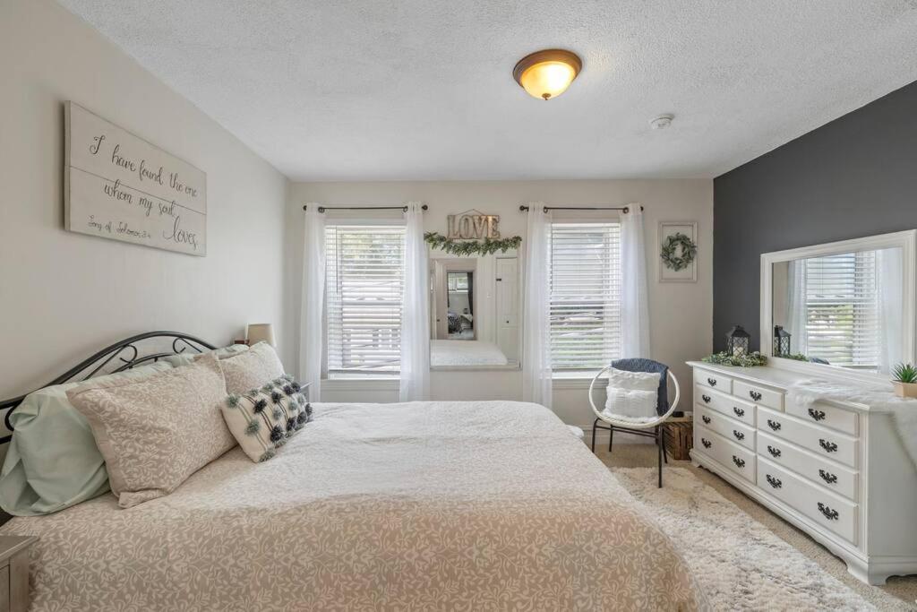 Rare City Home W/ Backyard Fire-Pit & Hottub لانكاستر المظهر الخارجي الصورة