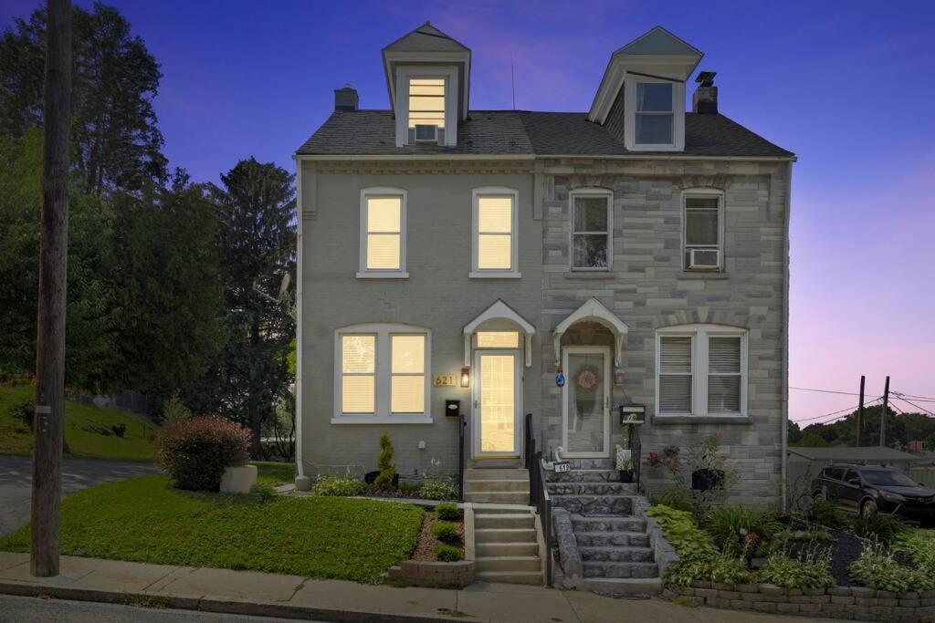Rare City Home W/ Backyard Fire-Pit & Hottub لانكاستر المظهر الخارجي الصورة