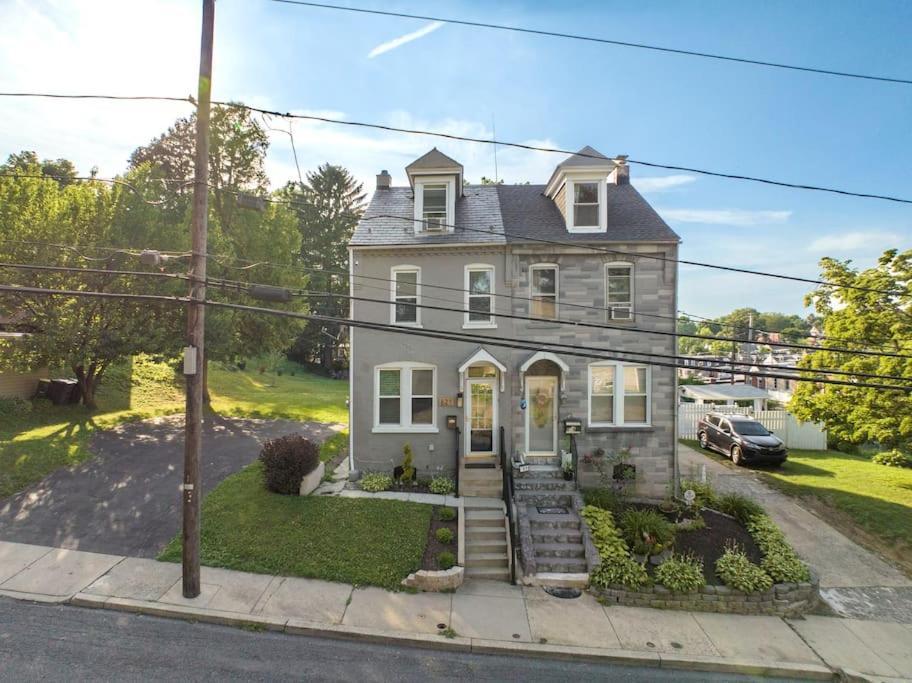 Rare City Home W/ Backyard Fire-Pit & Hottub لانكاستر المظهر الخارجي الصورة