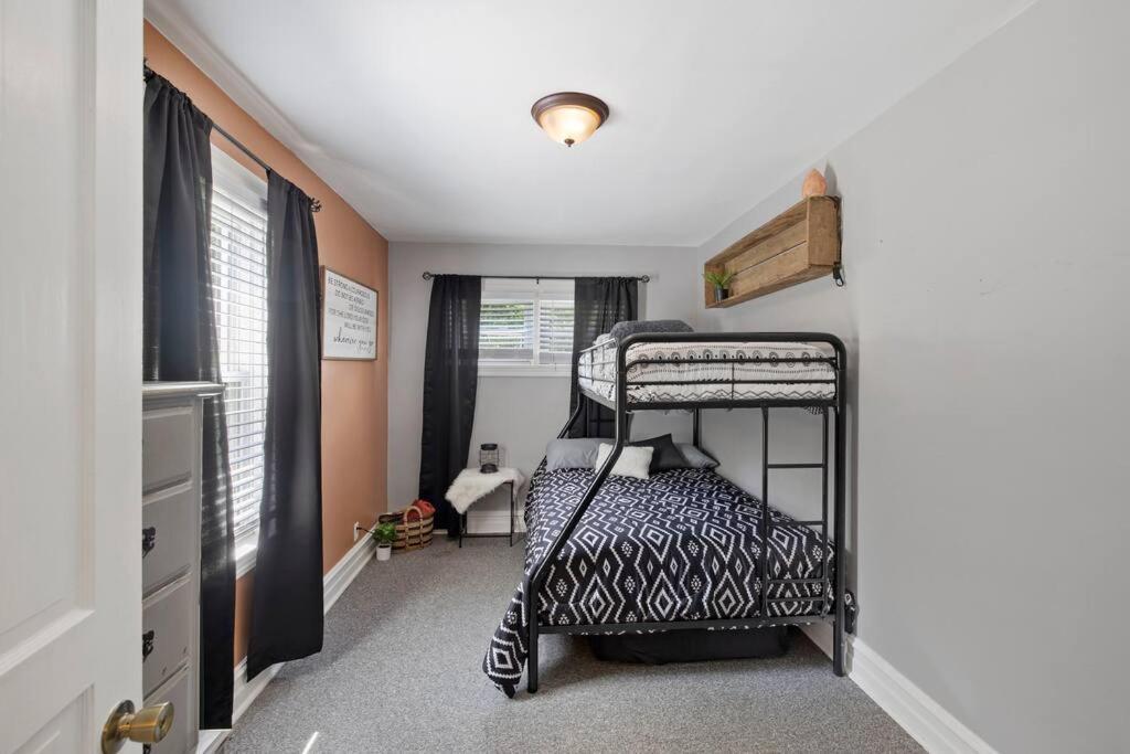 Rare City Home W/ Backyard Fire-Pit & Hottub لانكاستر المظهر الخارجي الصورة