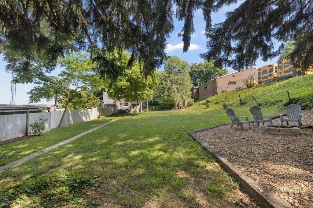 Rare City Home W/ Backyard Fire-Pit & Hottub لانكاستر المظهر الخارجي الصورة