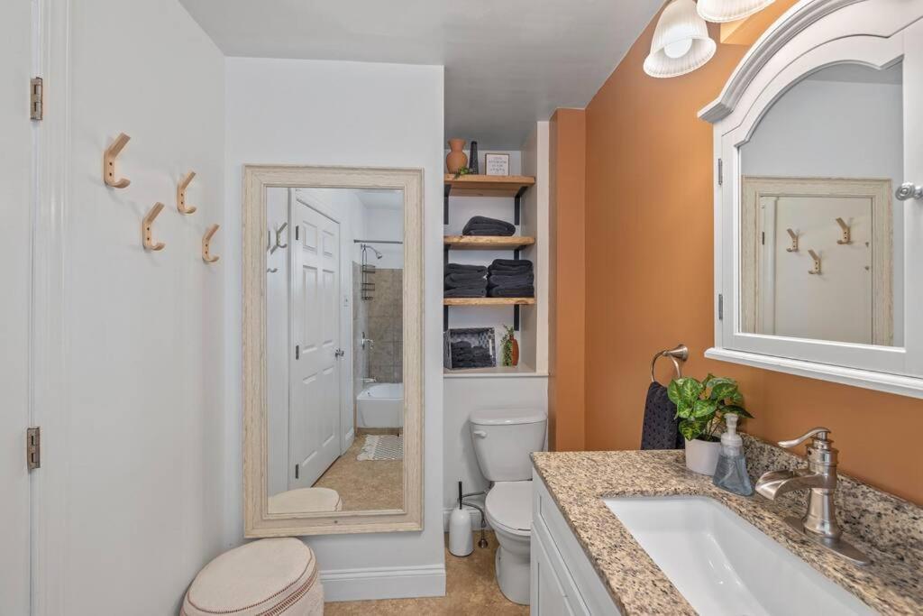 Rare City Home W/ Backyard Fire-Pit & Hottub لانكاستر المظهر الخارجي الصورة